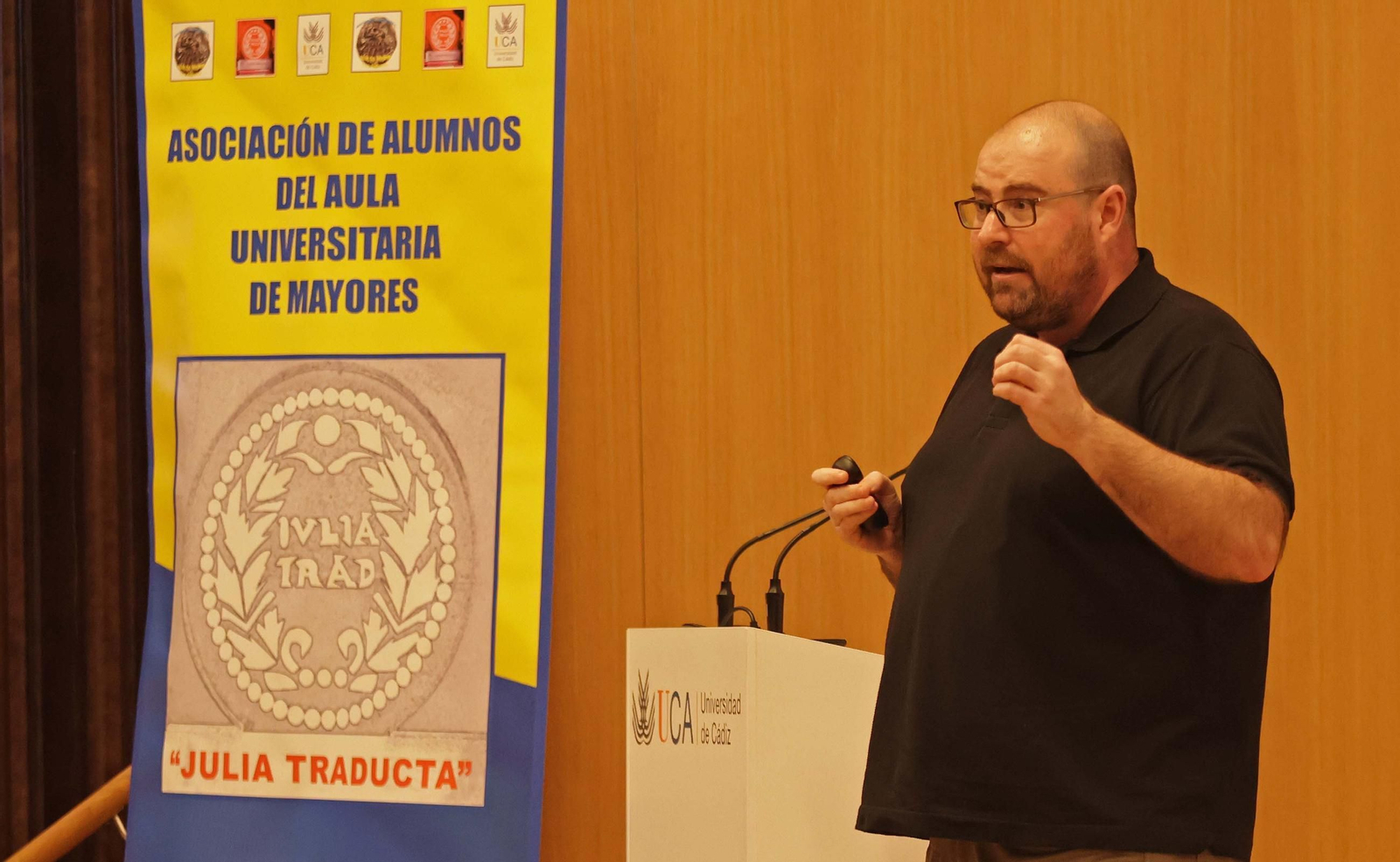 La clase magistral de Asier Unciti-Broceta en el Aula Universitaria de Mayores de la UCA, en imágenes