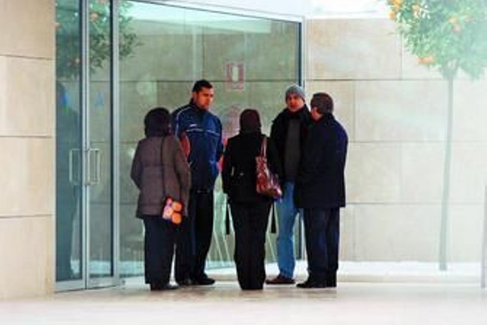 Un grupo de parcelistas, ayer antes de reunirse con los técnicos de AENA.
