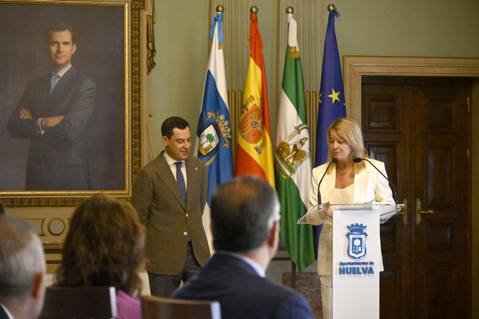 Visita de Juanma Moreno al Ayuntamiento de Huelva, en Imágenes