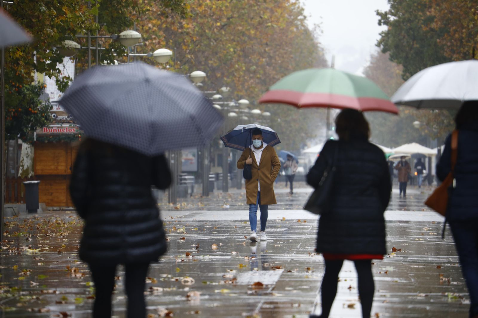 Fotografías: La lluvia protagoniza en Córdoba el inicio del cierre perimetral