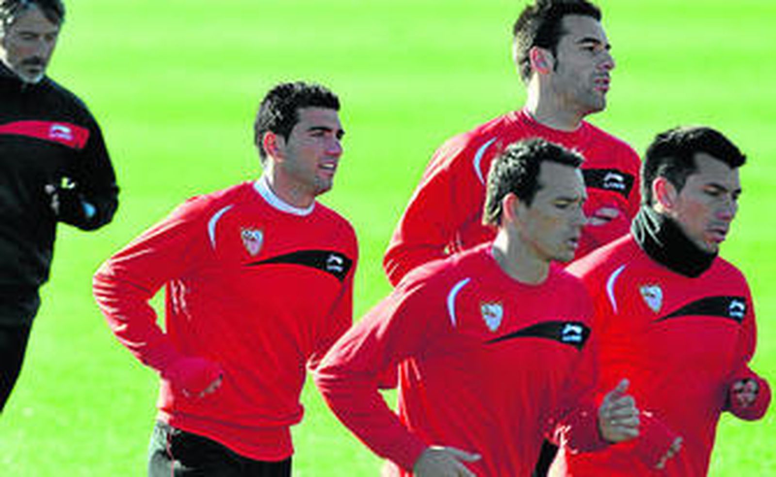 Negredo se entrena ayer junto a Reyes, Trochowski y Medel.