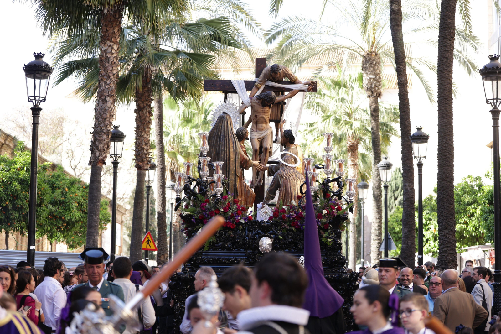 Imágenes de la Hermandad del Descendimiento en la Semana Santa de Huelva 2023