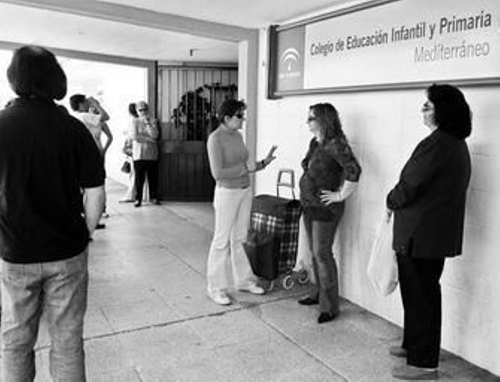 Un grupo de madres y padres esperan la salida de los alumnos del colegio Mediterráneo.