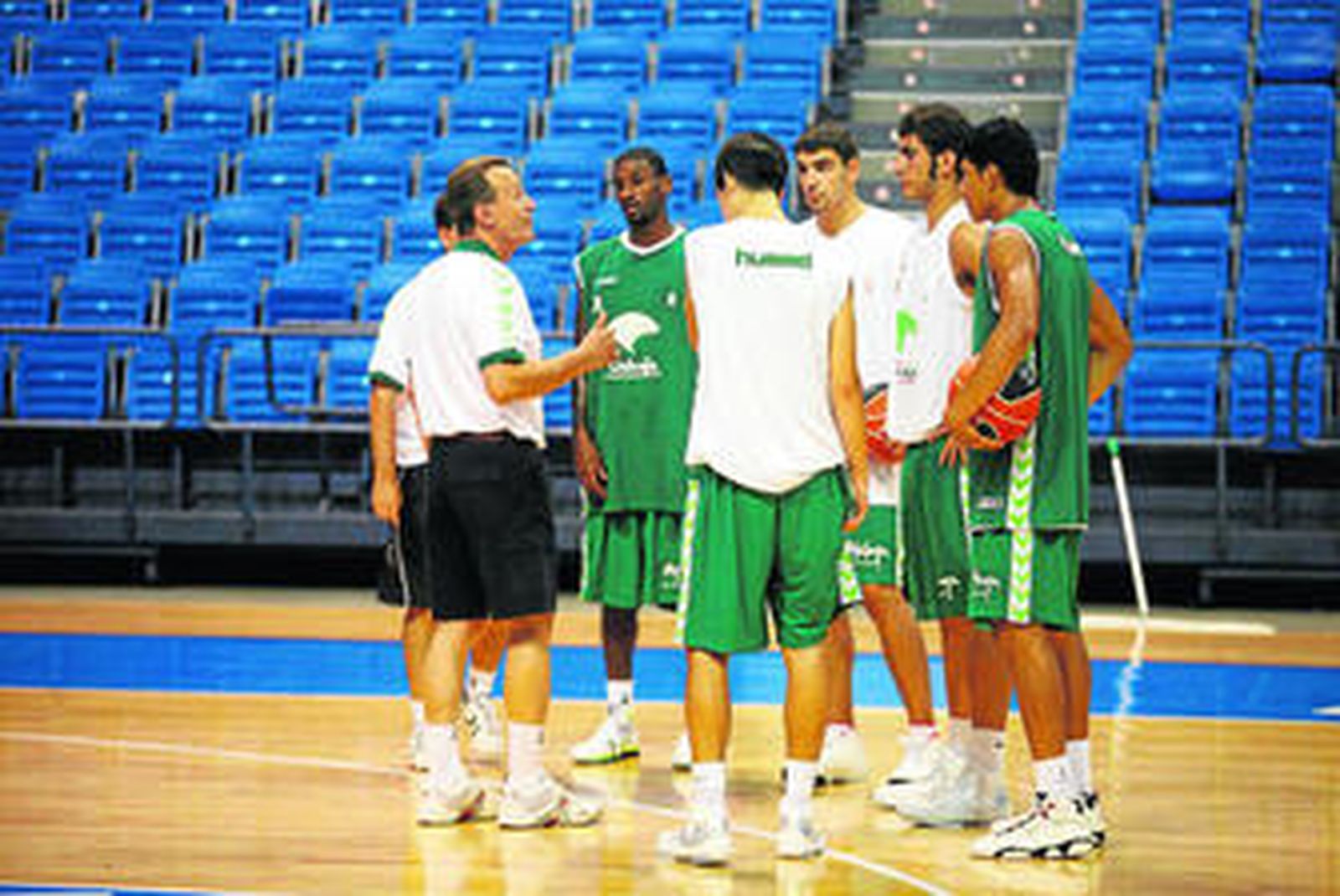 Aíto imparte instrucciones durante el entrenamiento matinal de ayer.