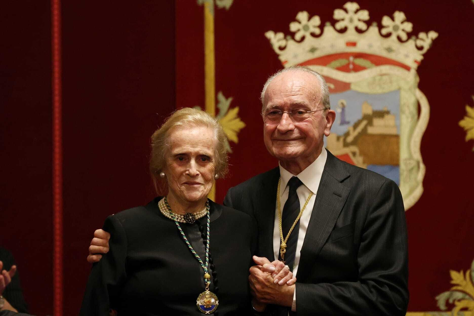 María Victoria Atencia y Francisco de la Torre durante al acto de entrega de la Medalla.