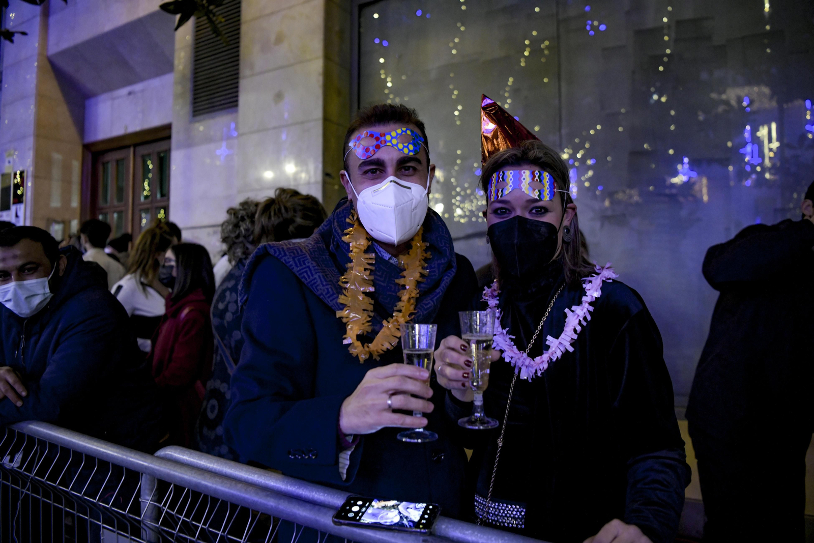 Así fue la Nochevieja 2021 en Granada, en imágenes: uvas en una Plaza del Carmen vallada y ambiente de fiesta en la calle