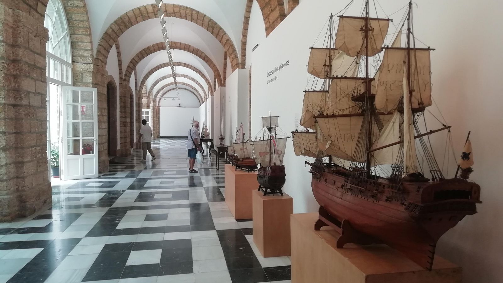 Algunas de las maquetas de barcos que se muestran en la exposición.