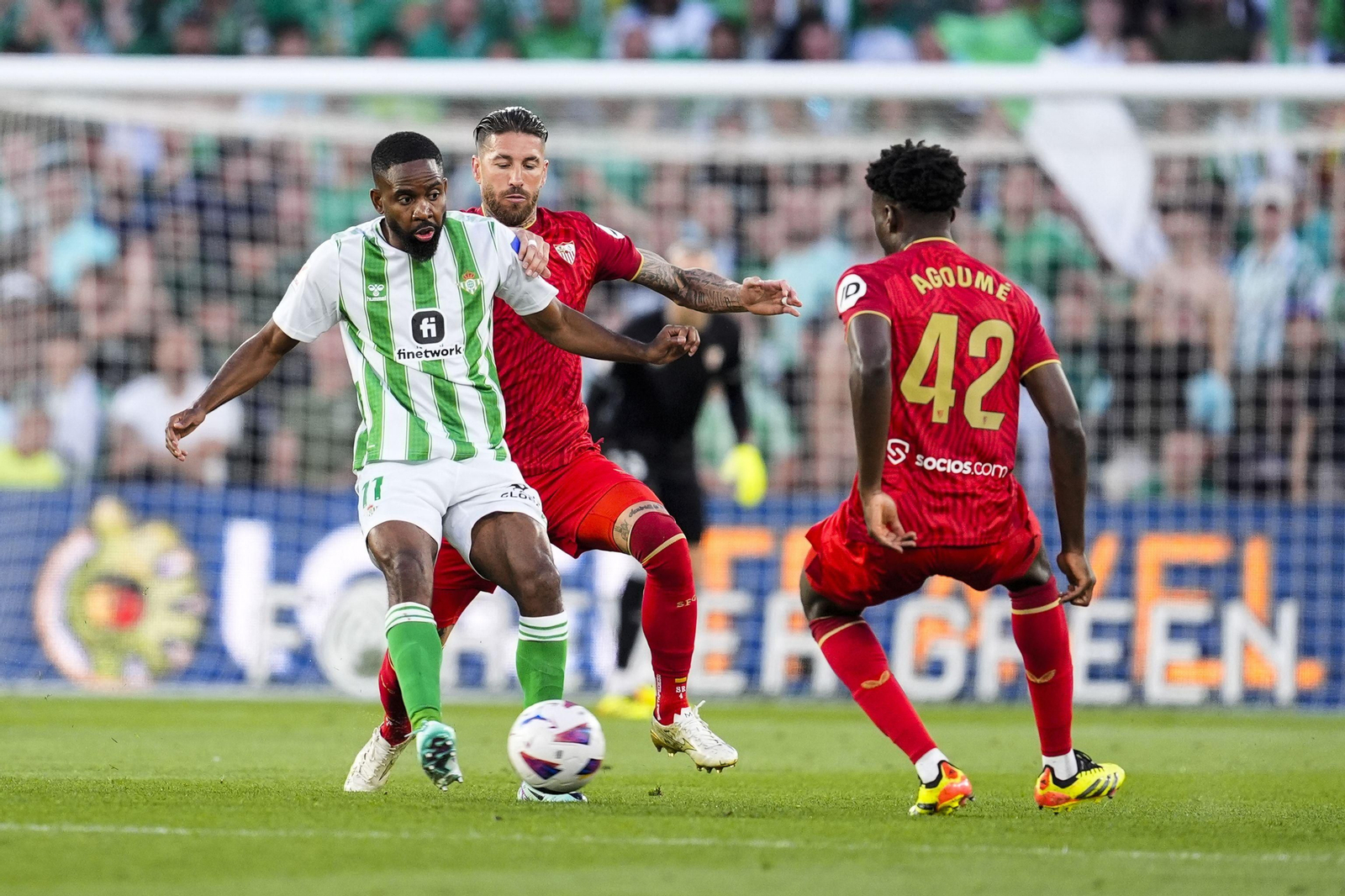 Bakambu, en el último derbi disputado en el Benito Villamarín.