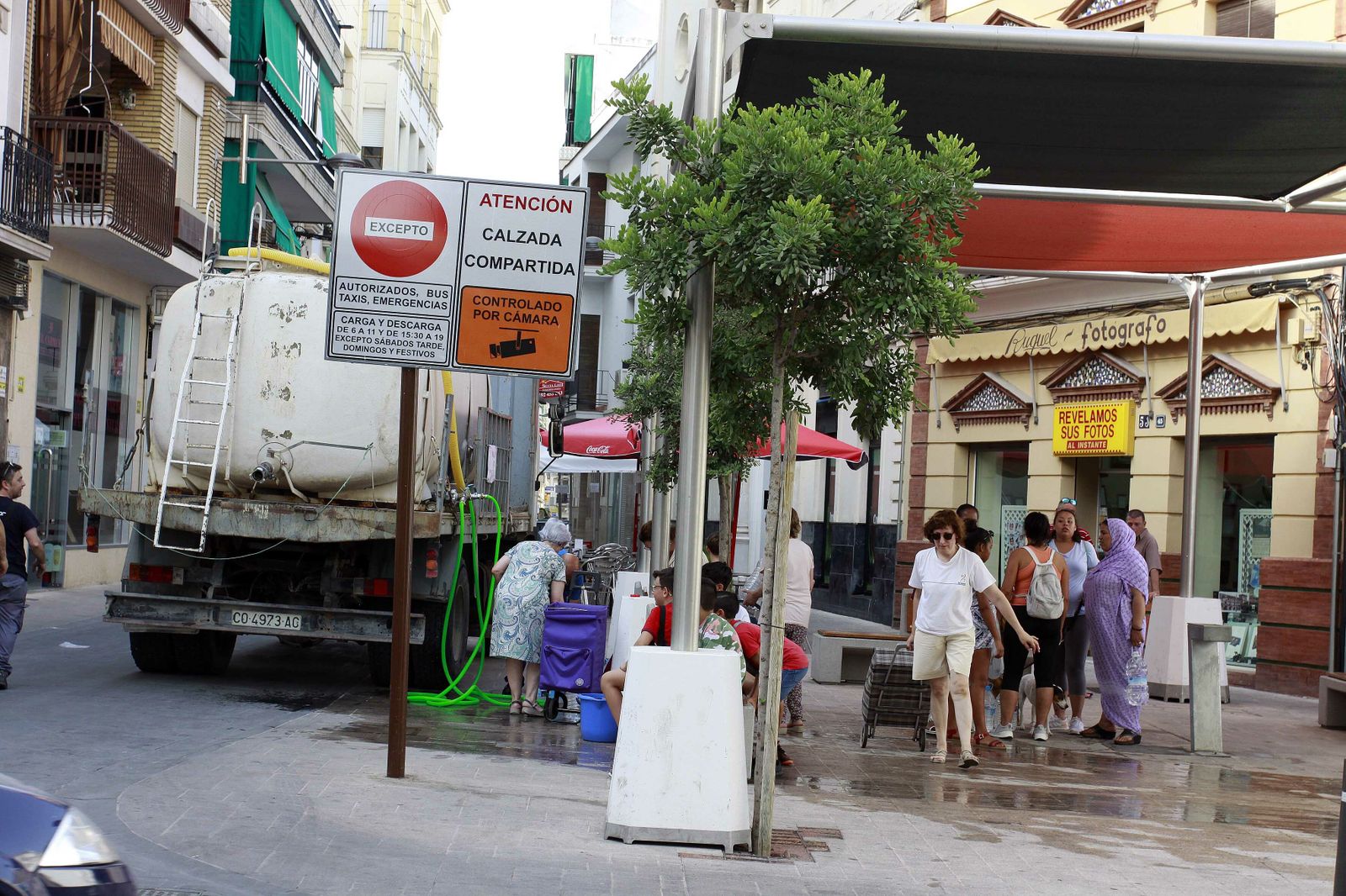 Vecinos de Montilla recogen agua de un camión cisterna.