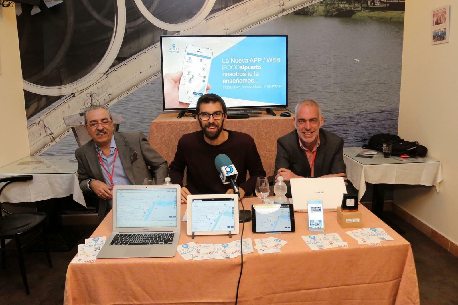 El concejal de Comercio, con los responsables de la nueva aplicación iFood ayer en el Bar Triana.