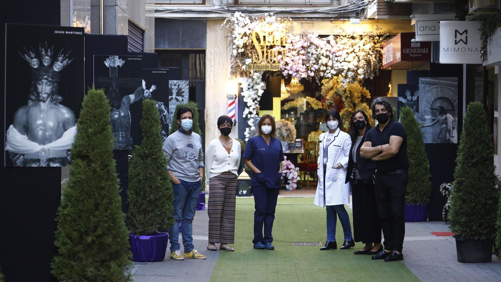 Comerciantes del pasaje José Aumente con la muestra fotográfica.