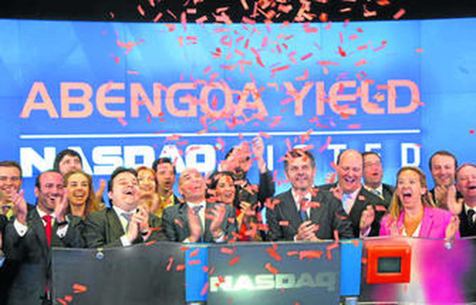 Directivos de Abengoa celebran en la bolsa de Nueva York el inicio de la cotización de su filial Abengoa Yield en el Nasdaq.