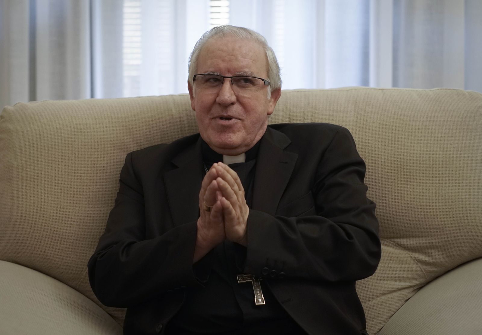 Monseñor Saiz durante una entrevista.