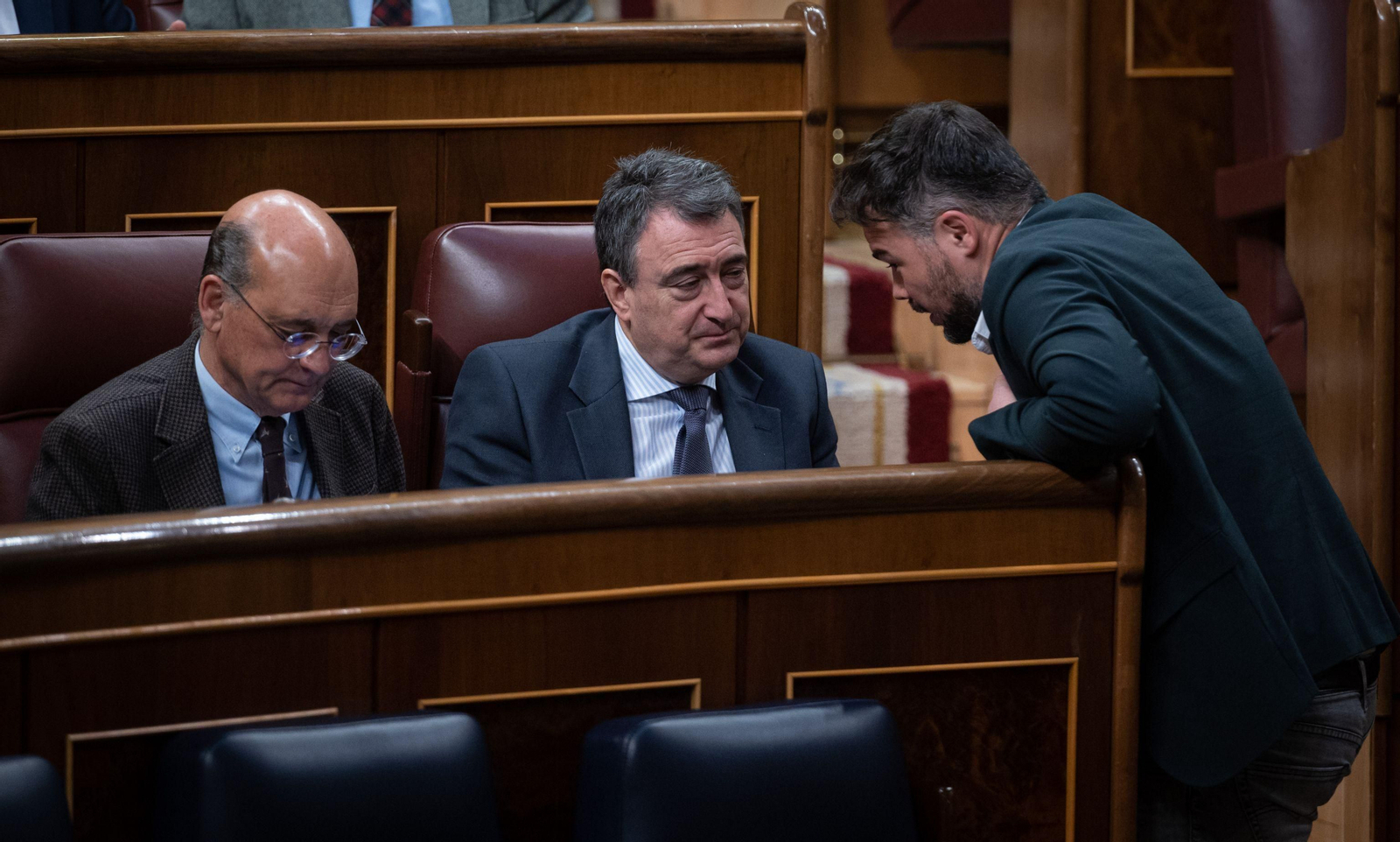 Aitor Esteban habla con Gabriel Rufián en el Congreso en una foto de archivo.