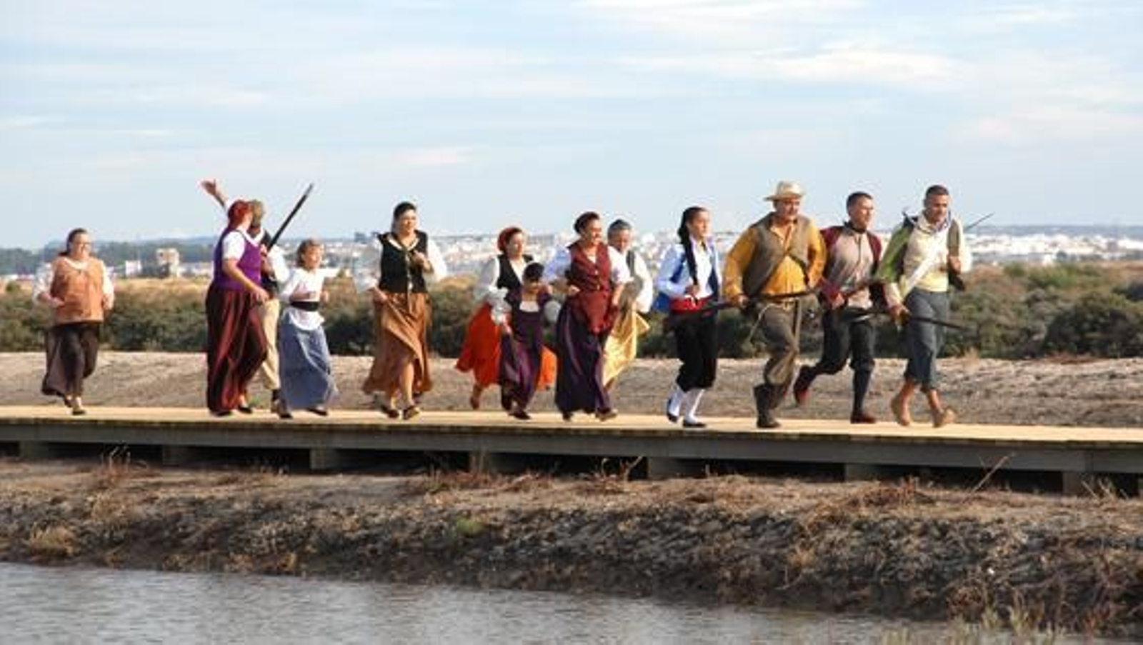 Unas 500 personas participan en la recreación de la batalla del Portazgo, en el entorno del puente Zuazo, con motivo del Bicentenario. 

Foto: Rioja