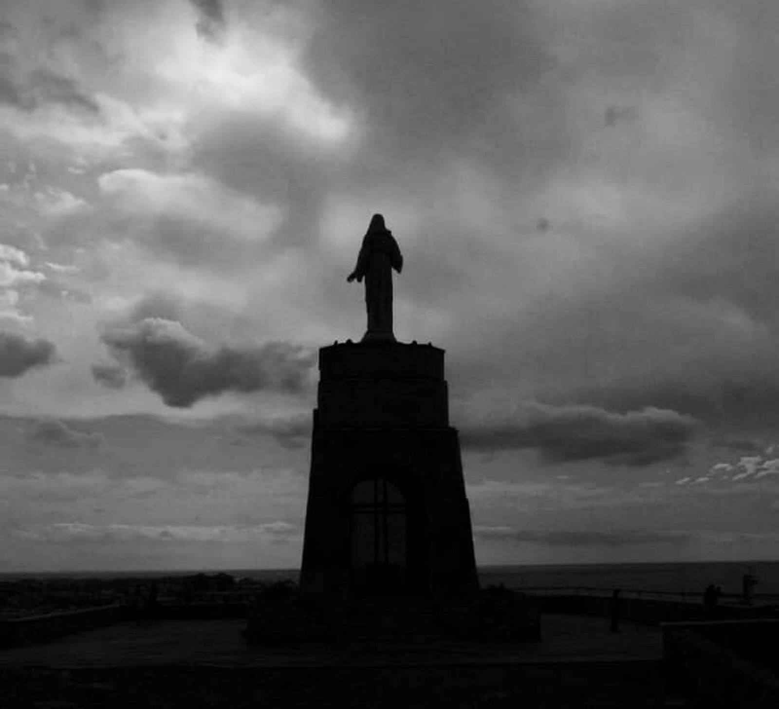 El SagradoCorazón de Jesús, en penumbra.