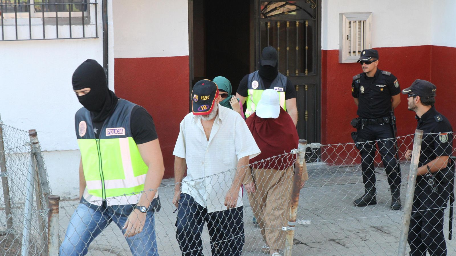 El padre de El  Khazzani, segundo en la fila, delante de su hija y su mujer, a la salida de su vivienda.