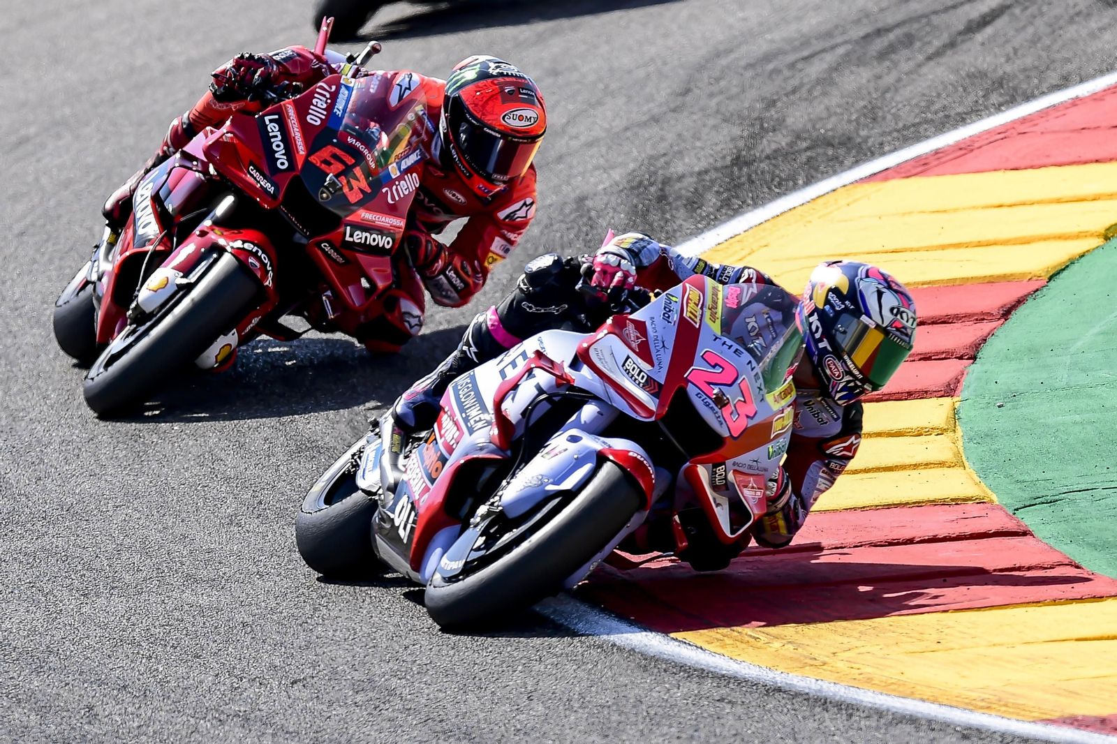 Enea Bastianini se ha impuesto a Bagnaia tras una bonita lucha en Motorland.