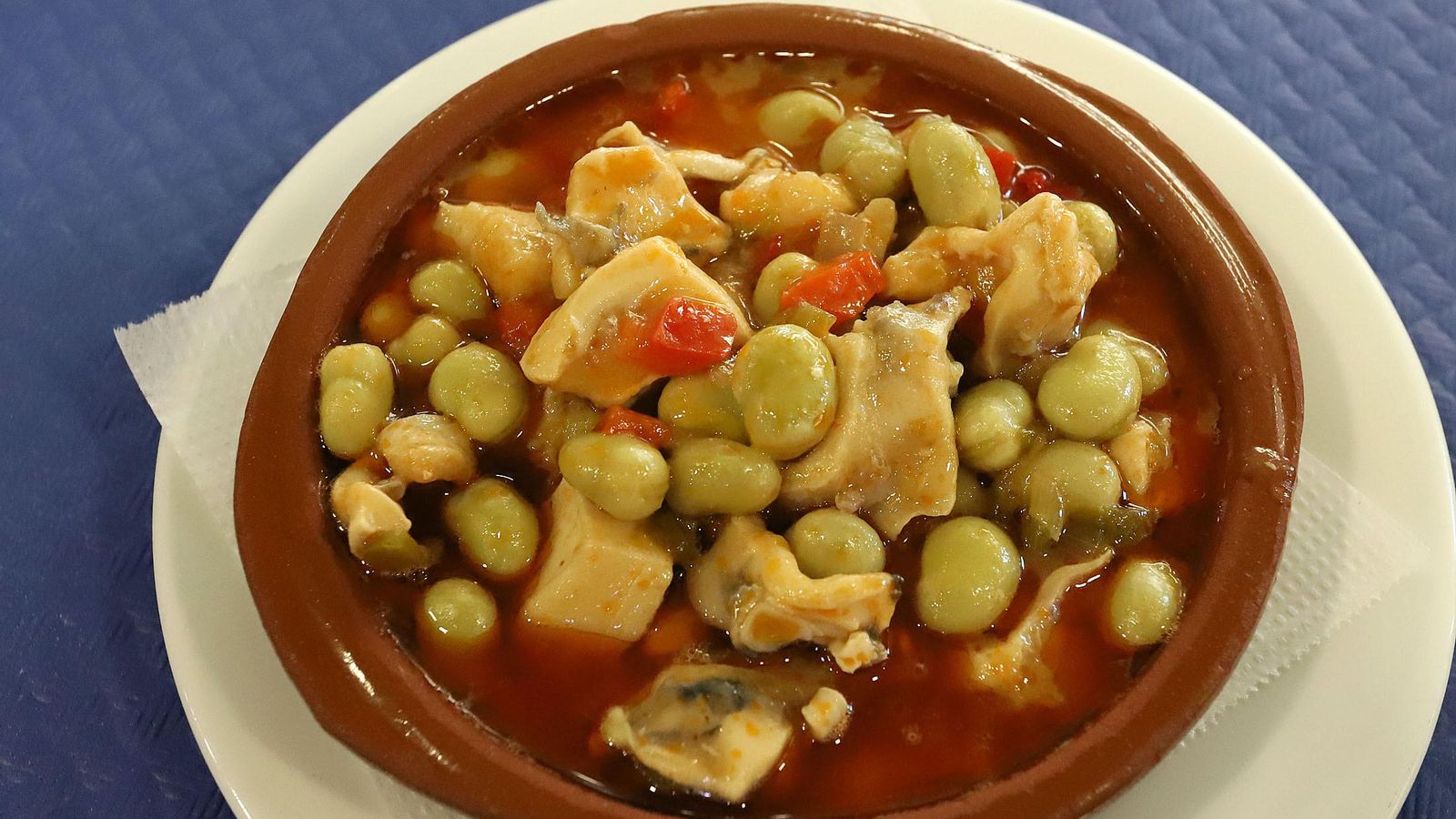 Chocos con habas, plato típico de Huelva que puedes degustar en este señero bar onubense