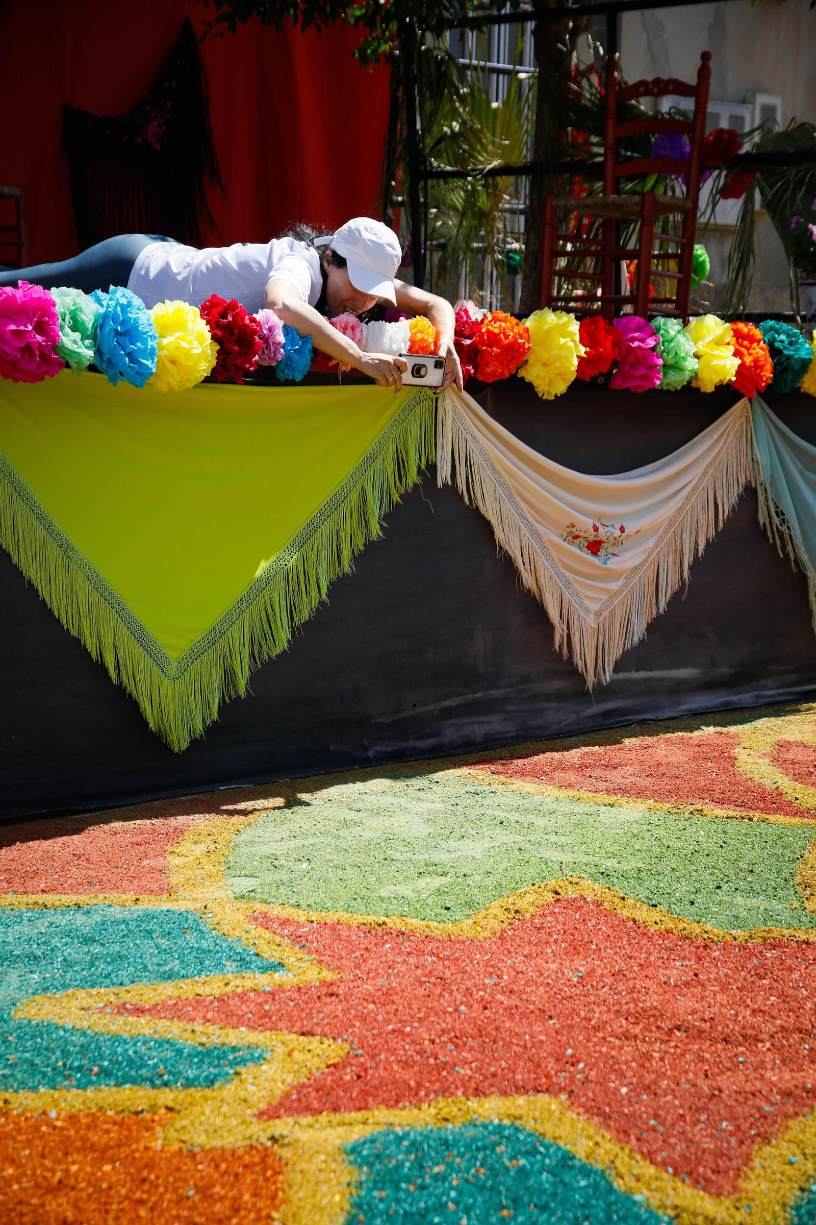 Así es la gran alfombra de serrín para que levite la Virgen de Fátima de Tíjola