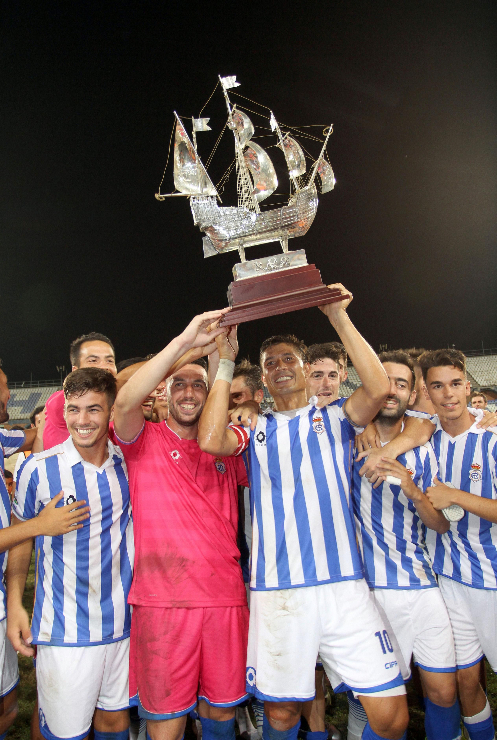 Jesús Vázquez, actual presidente, levanta el Trofeo Colombino en 2016