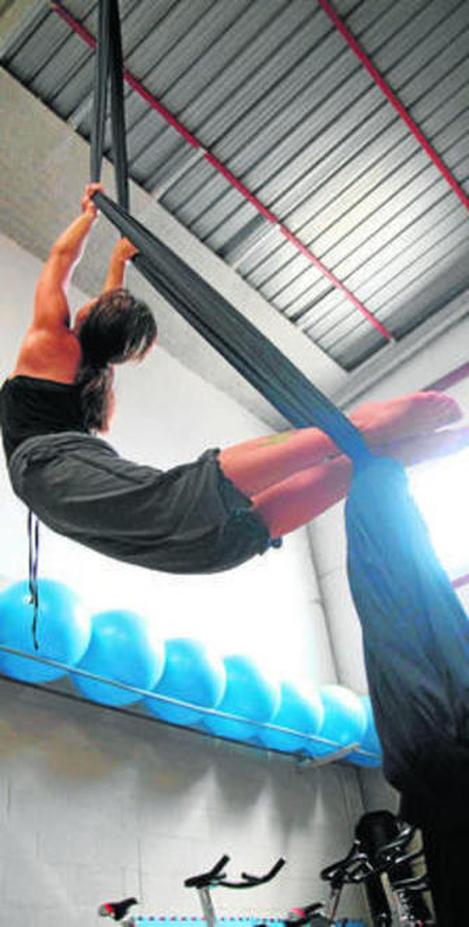 Una imagen del curso de Danza Aérea sobre Telas.