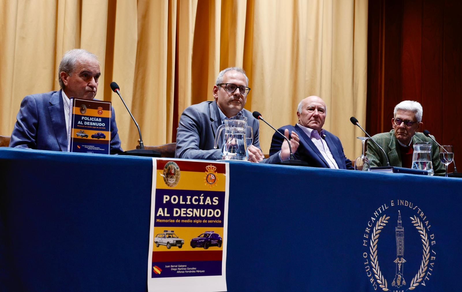 El periodista Fernando Pérez, con los autores del libro durante la presentación en el Círculo Mercantil.