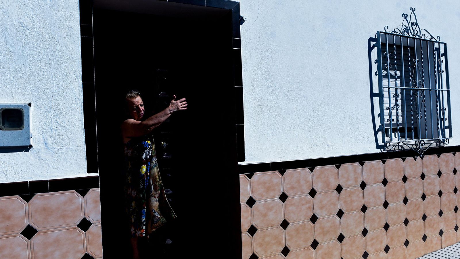 Josefi, vecina del Garrobo, habla con los periodistas en la puerta de su casa.