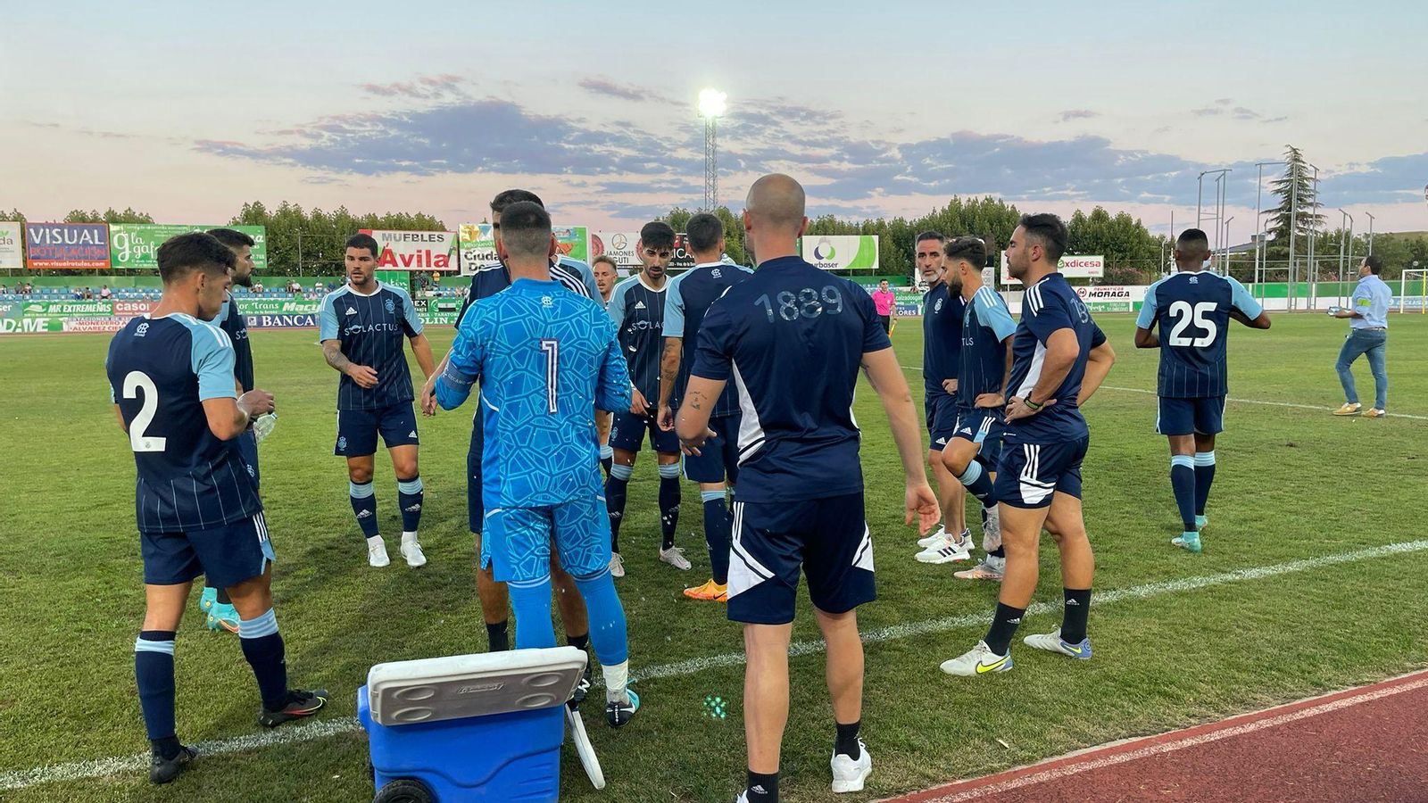 Los jugadores del Decano, durante la pausa de hidratación.