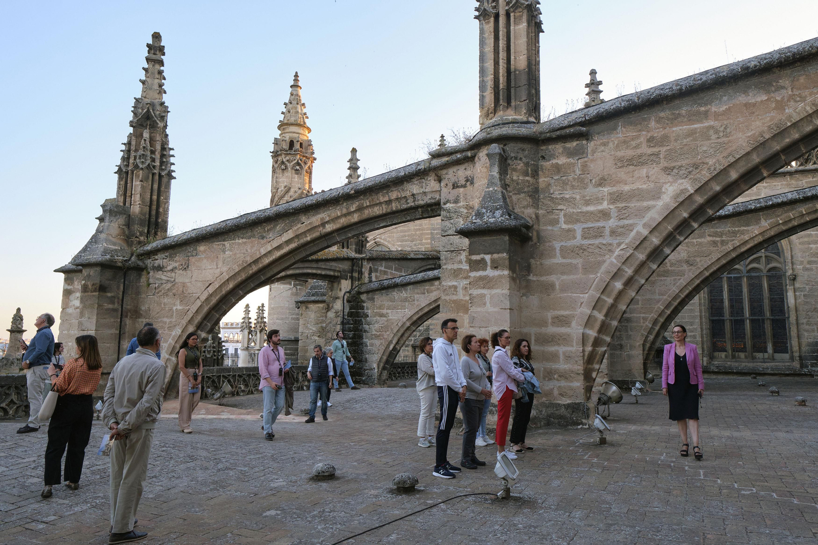 Recorrido de la visita por las cubiertas de la Catedral de Sevilla, al atardecer