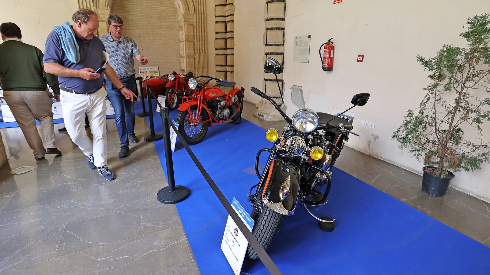 Exposición de motos clásicas en los Claustros