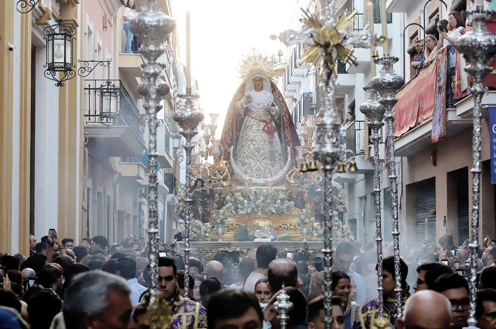 Imágenes de la procesión de la Virgen de la Amargura por las calles de Huelva