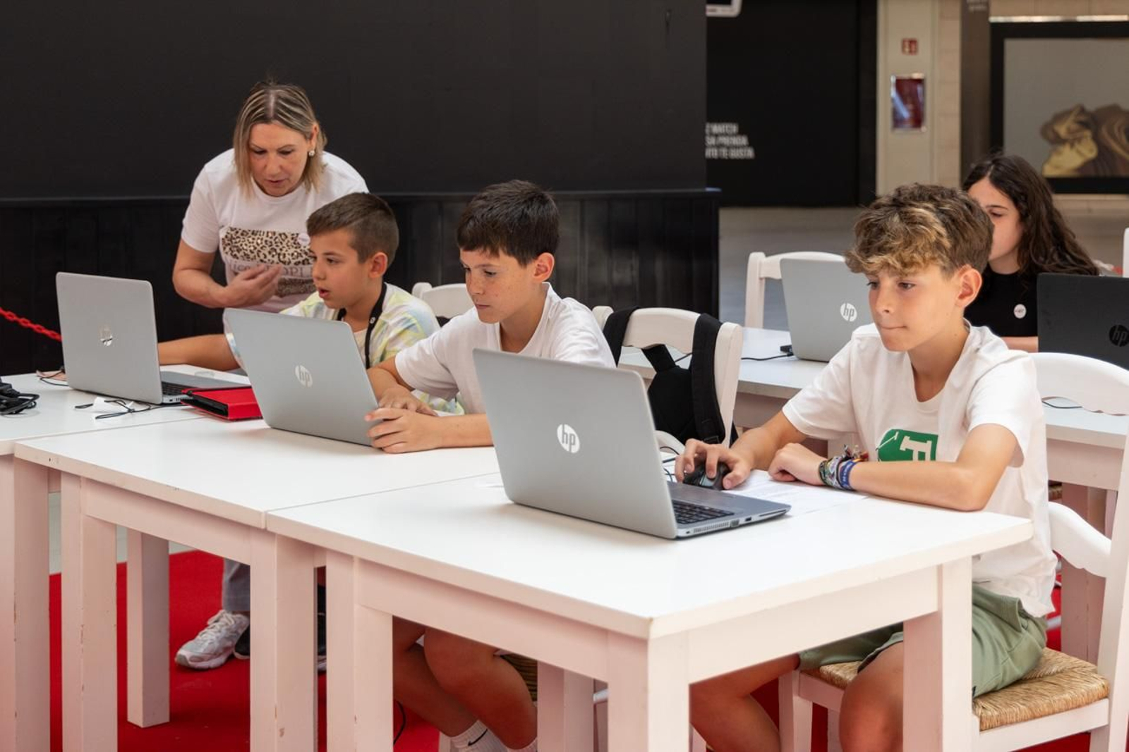 Así disfrutan los más jóvenes del campamento digital de La Loma,