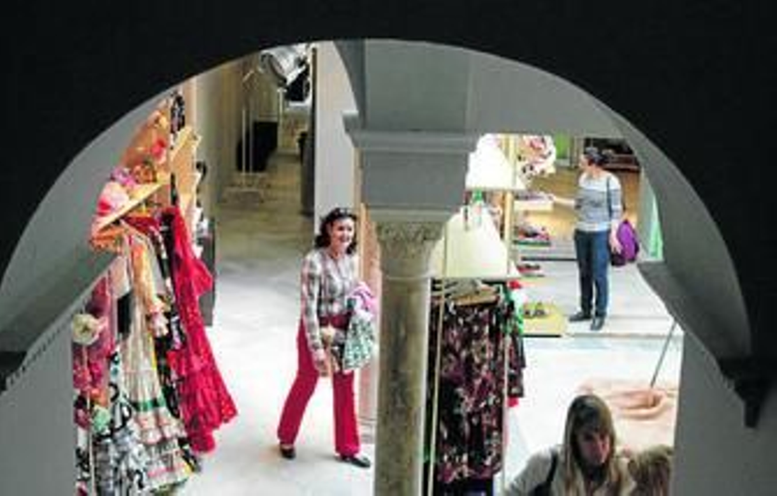 1 y 4. Vistas del patio central del espacio, ubicado en una casa palacio de principios del siglo XX que ha sido adaptada y restaurada. 2 y 5. Un total de 70 firmas se reparten por cada rincón de La Libélula, que apuesta por marcas emergentes y consolidadas. 6. La planta superior alberga una galería de arte.