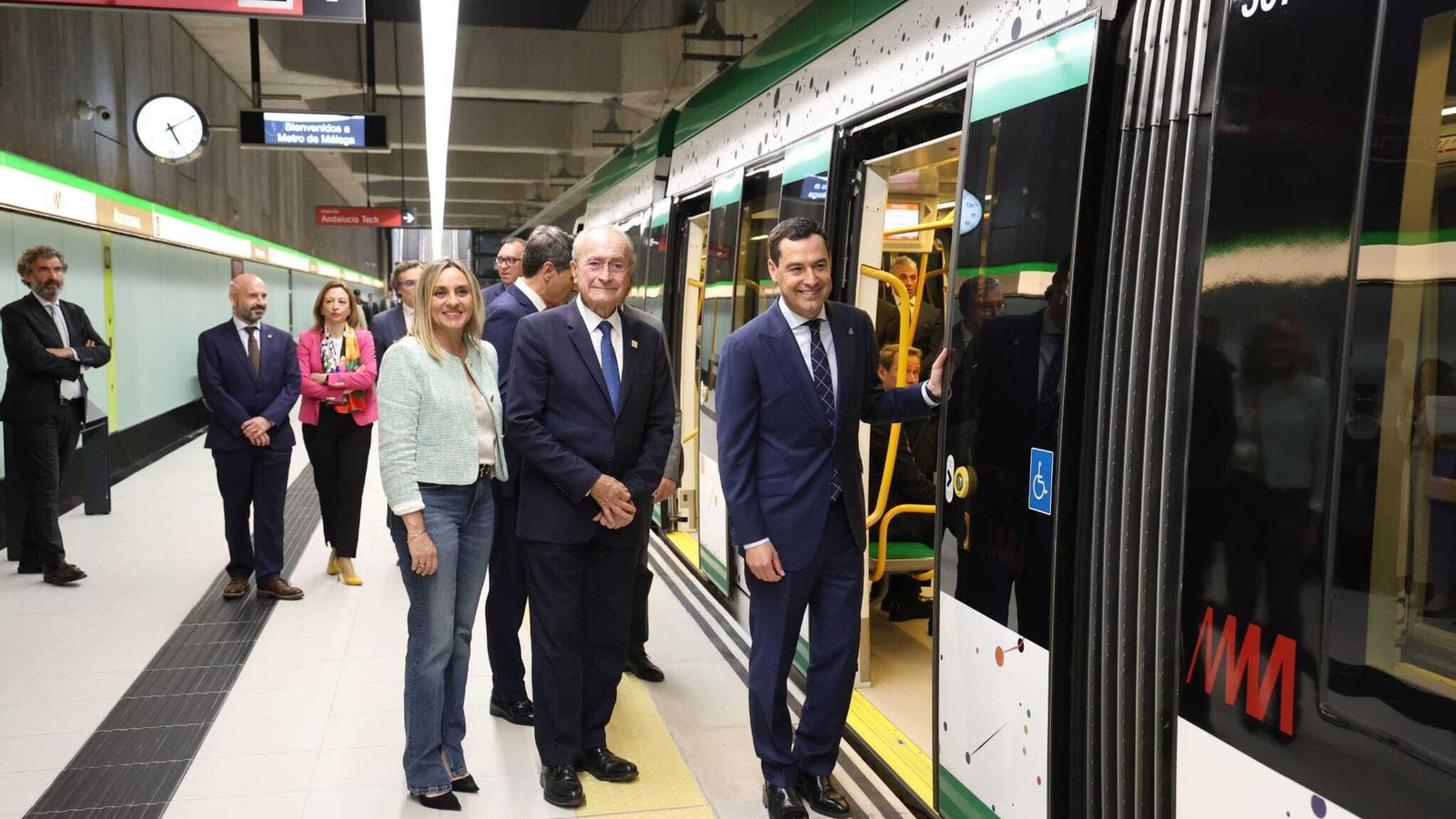 El presidente, Junama Moreno, entra en el Metro antes del viaje inaugural. El presidente, Junama Moreno, entra en el Metro antes del viaje inaugural.