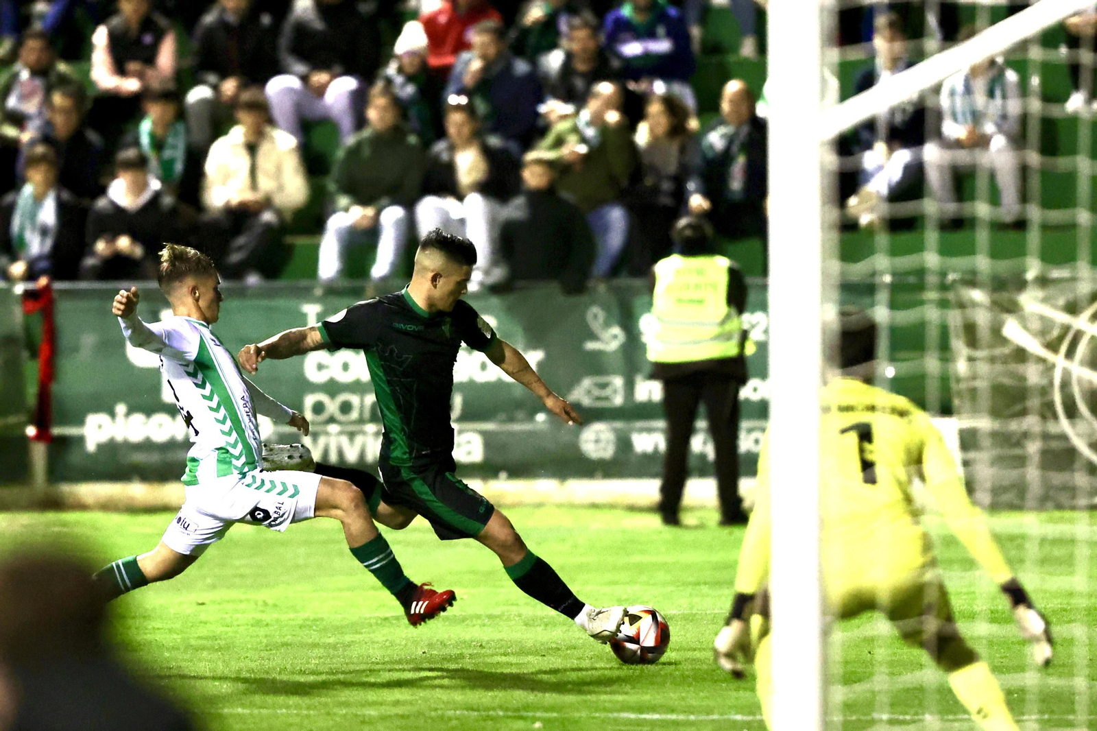 Las mejores fotos del ambiente en El Maulí para el Antequera - Córdoba CF