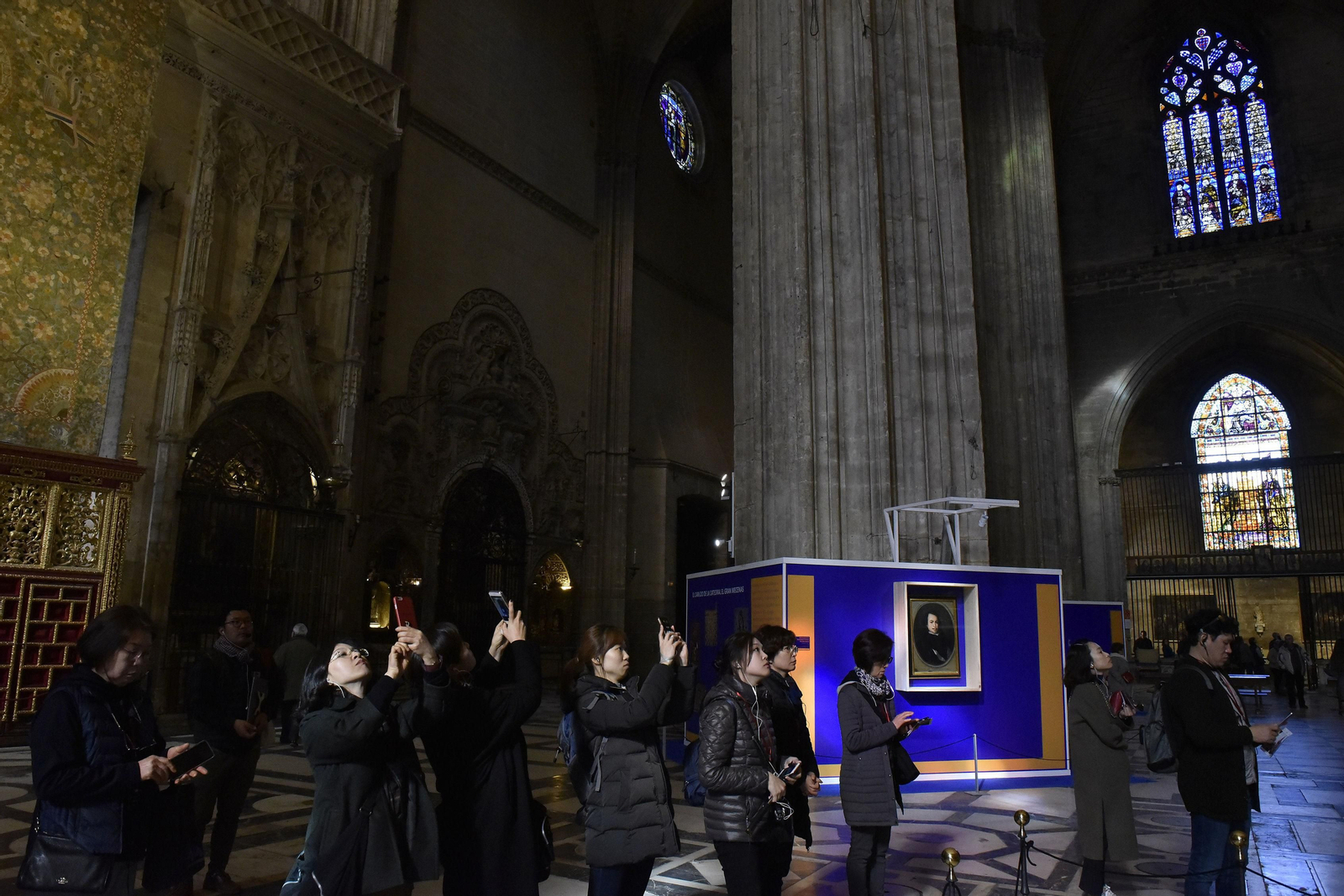 Un grupo de turistas en la Catedral de Sevilla.