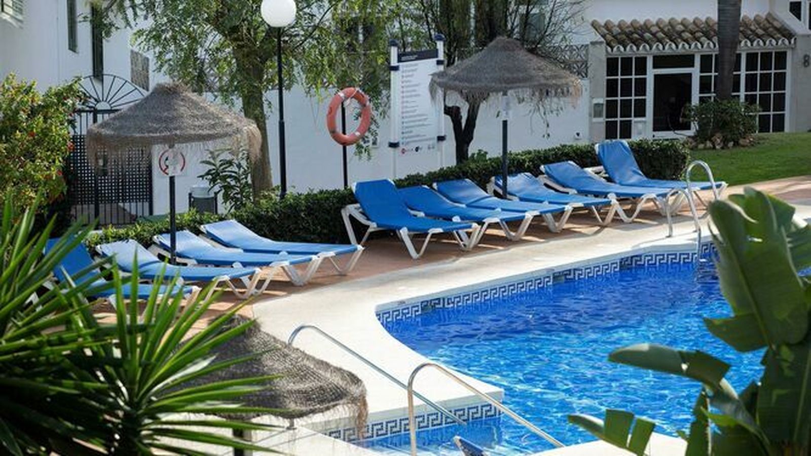 Imagen de la piscina en la que murieron dos menores y su padre, en Mijas.