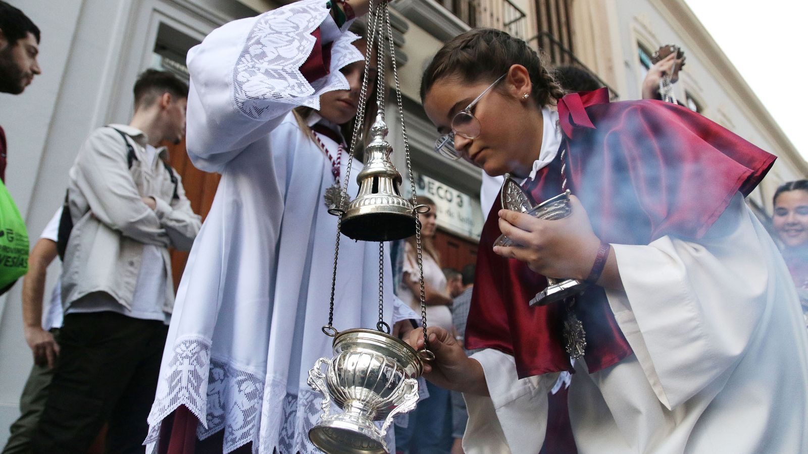Cargando los inciensarios.