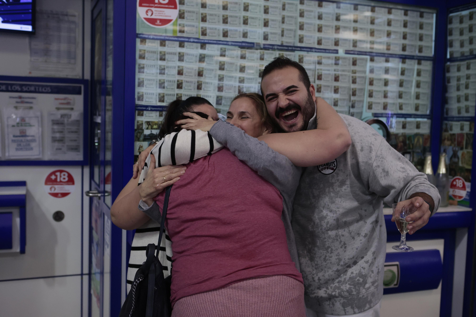 Alegría entre los premiados con el Gordo de la Lotería de Navidad