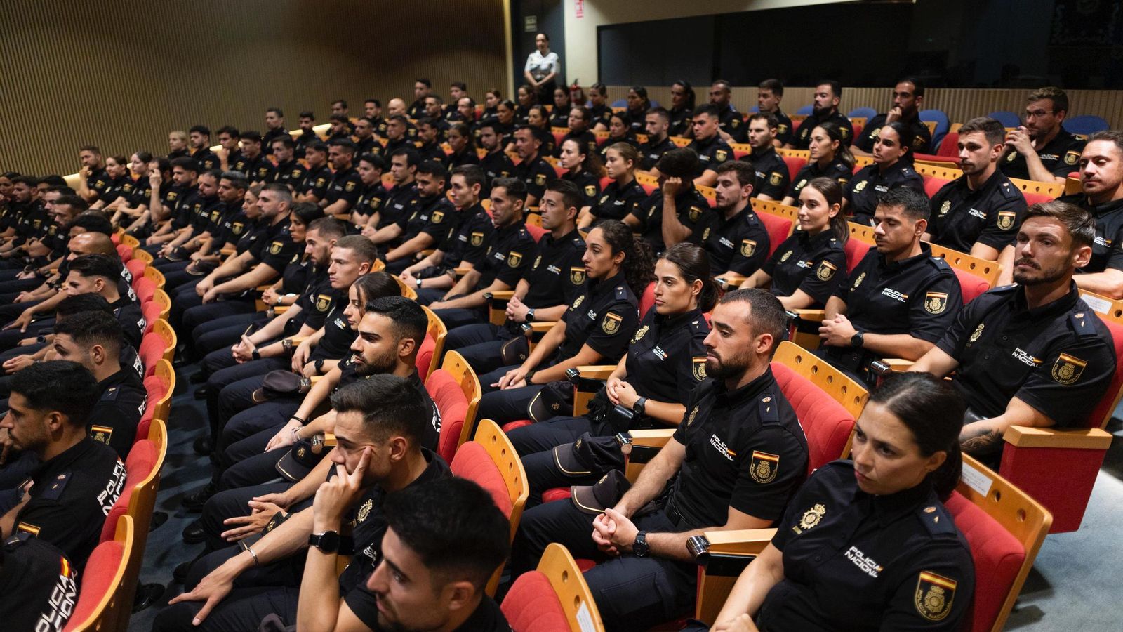 Los agentes, en el salón de actos del edificio Heracles de la Zona Franca de Cádiz. Los agentes, en el salón de actos del edificio Heracles de la Zona Franca de Cádiz.