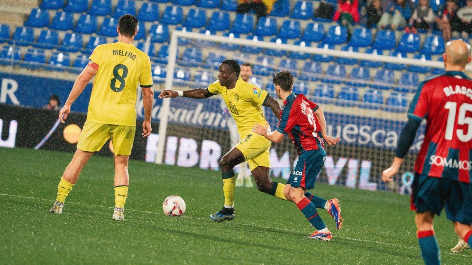 Dion Lopy conduce el esférico en el enfrentamiento ante los oscenses.