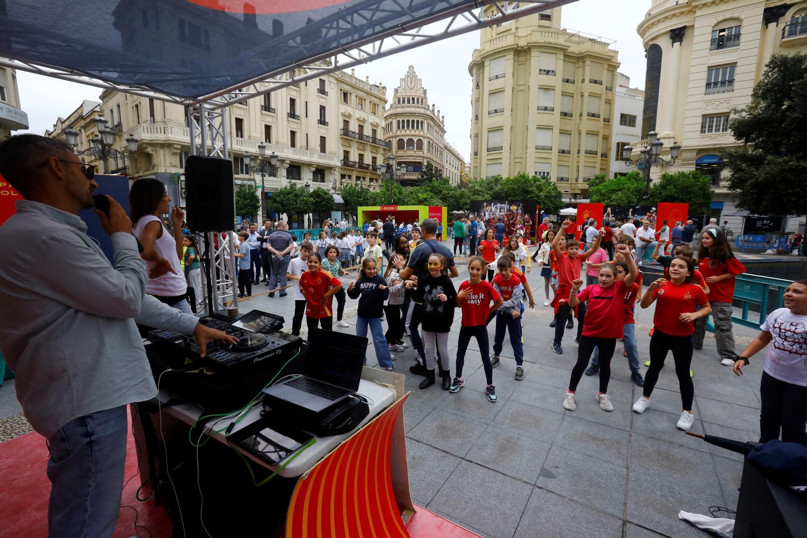 Los colegios de Córdoba disfrutan de la Fan Zone de la selección española, en imágenes