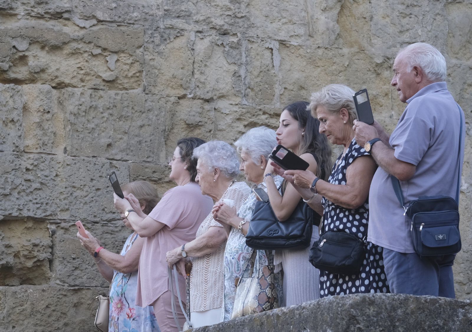 La procesión de la Virgen de Acá por las calles de Córdoba, en imágenes
