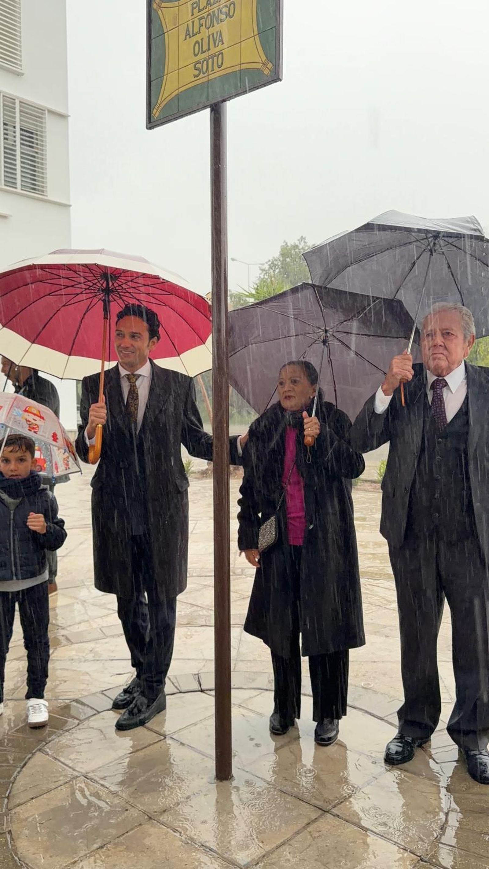 El torero, acompañado de sus familiares en la inauguración de la plaza que lleva su nombre.