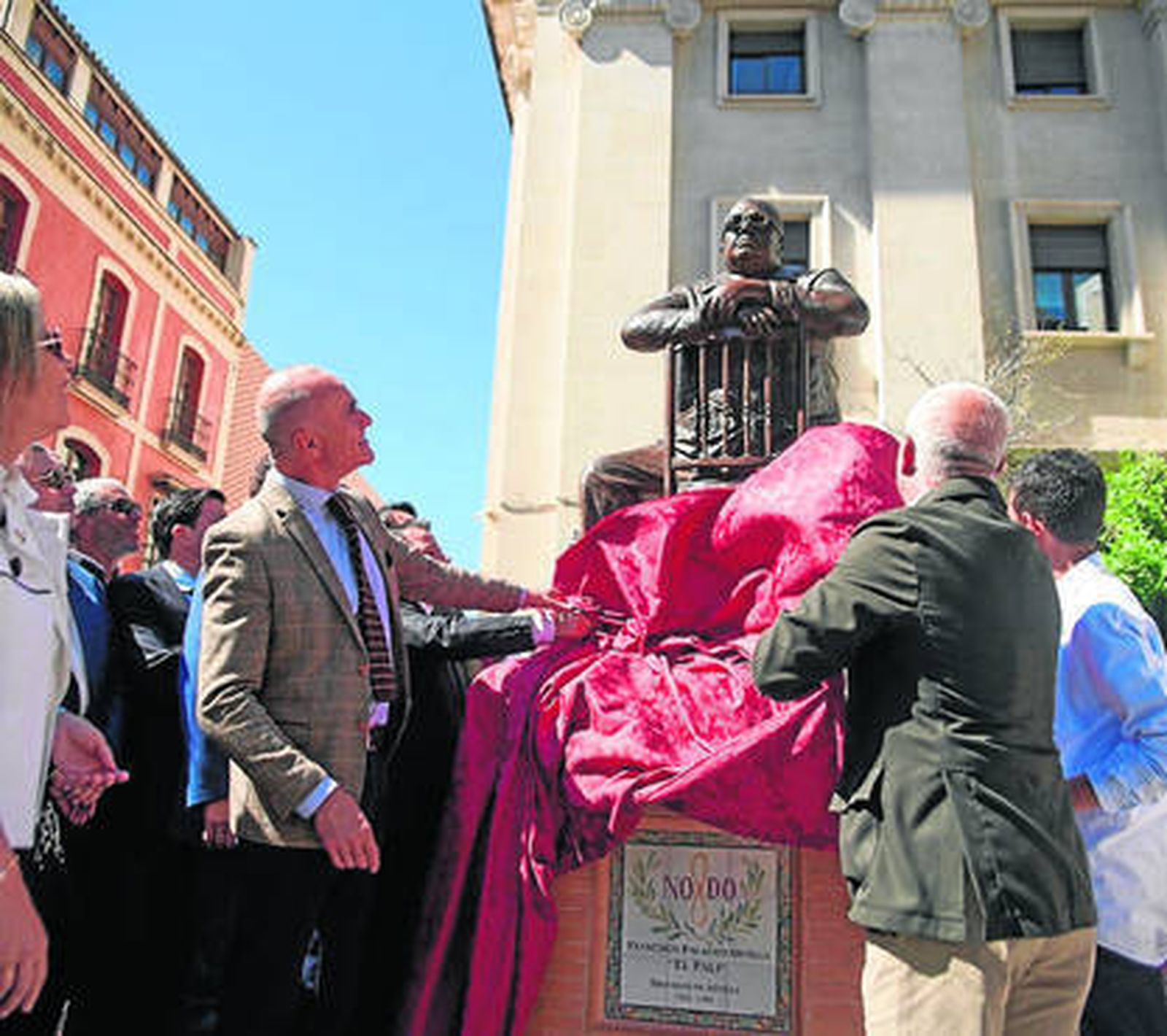 Inauguración del monumento a El Pali junto a la Casa de la Moneda.