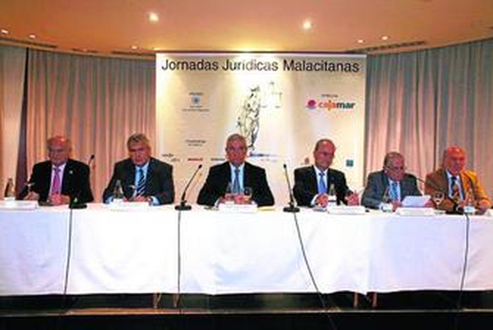 El directivo de Cajamar Luis de la Maza, en el centro, junto al alcalde y responsables de las jornadas.