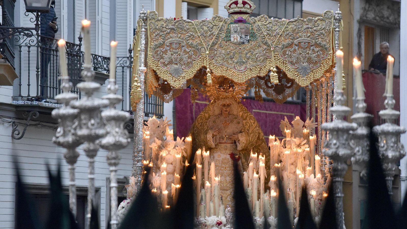 Palio de La Macarena recorriendo las calles de Sevilla