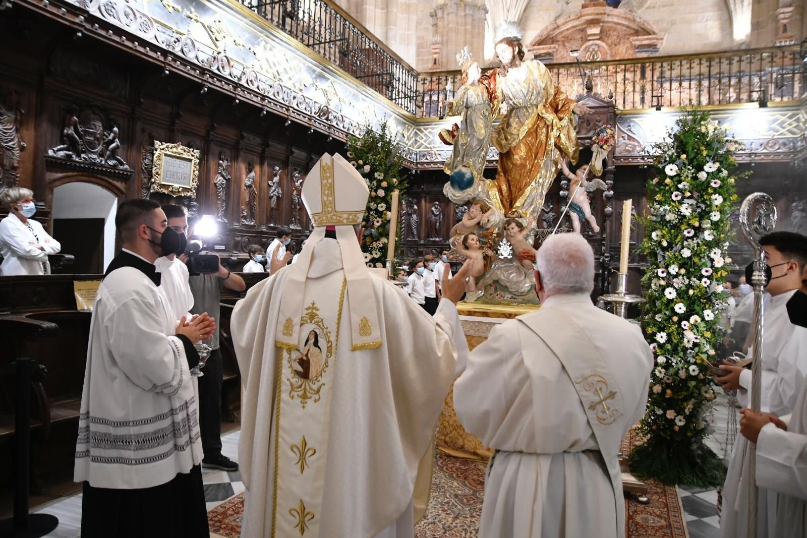El obispo coadjutor bendice la talla de San José, patrono, protector y custodio de Almería