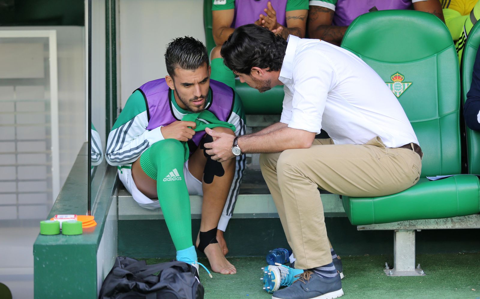 El técnico del Betis, Víctor Sánchez, da instrucciones a Dani Ceballos antes de saltar éste al campo.